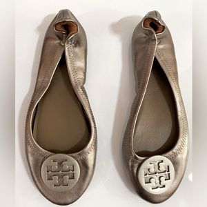 Tory Burch bronze size 39 (8) ballet flat EUC
